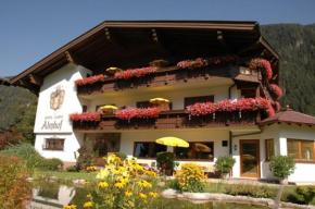 Hotel-Garni Almhof, Mayrhofen